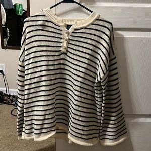 Super cute sweater! I love the buttons